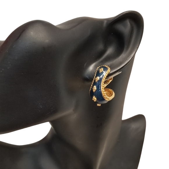 AVON VINTAGE ETRUSCAN REVIVAL STYLE GOLDTONE & NAVY BLUE ENAMEL CLIP ON EARRINGS - Picture 3 of 6